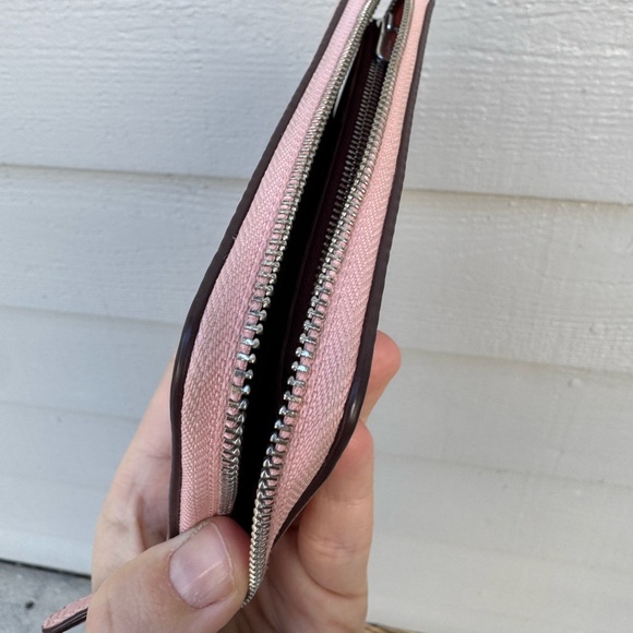 Coach Medium ID Zip Wallet in Shell (Light Pink/Ballet Pink) - Picture 4 of 5